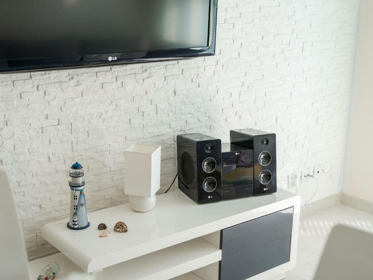 Color Apartments Apartament Black & White โควอบเซก ภายนอก รูปภาพ