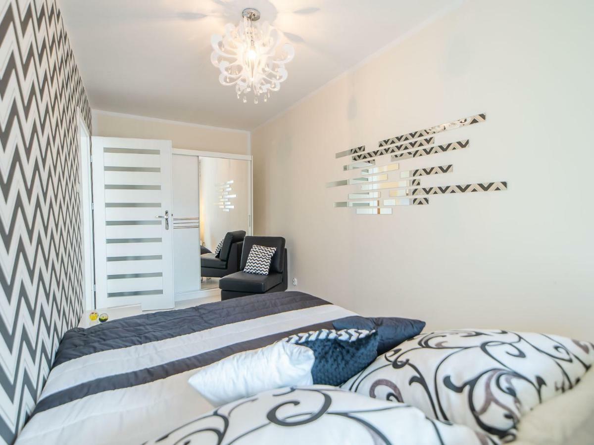 Color Apartments Apartament Black & White โควอบเซก ภายนอก รูปภาพ