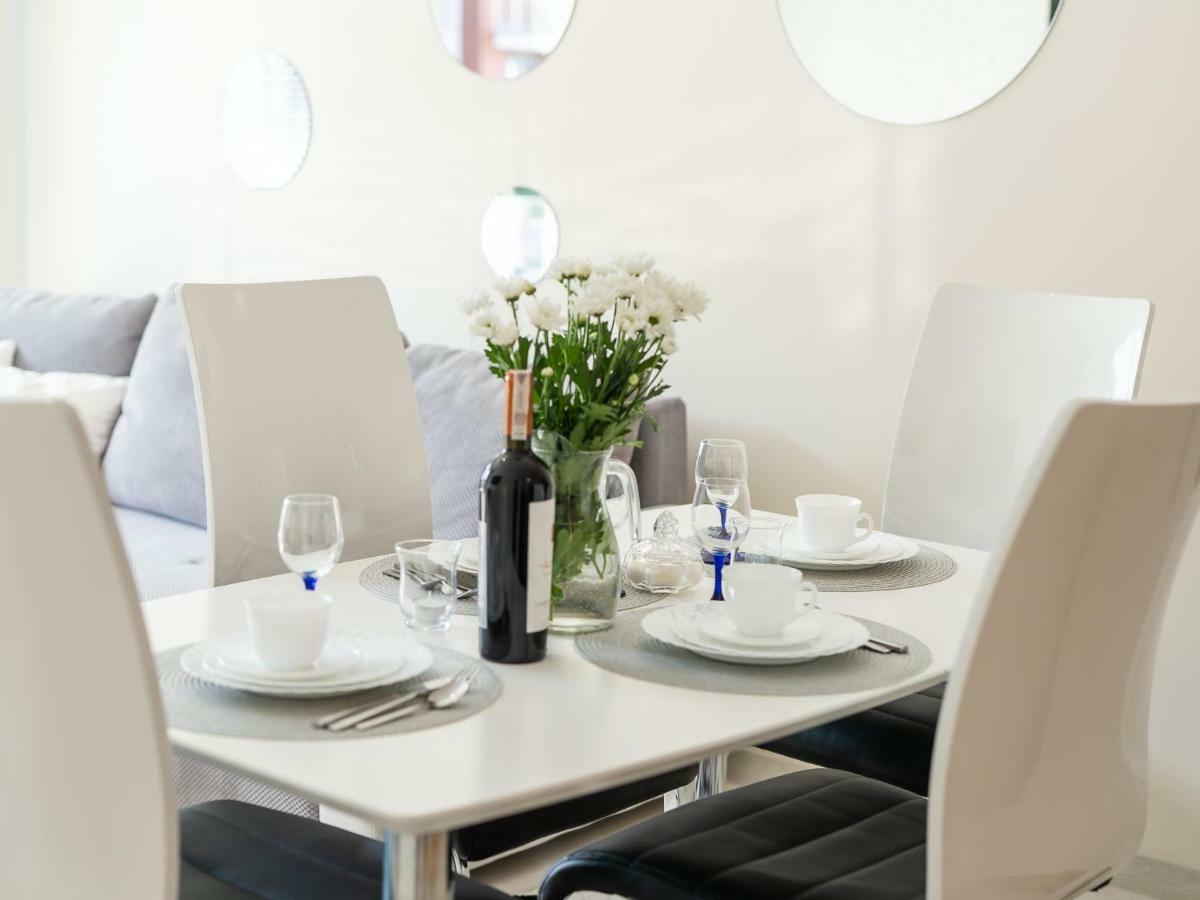 Color Apartments Apartament Black & White โควอบเซก ภายนอก รูปภาพ