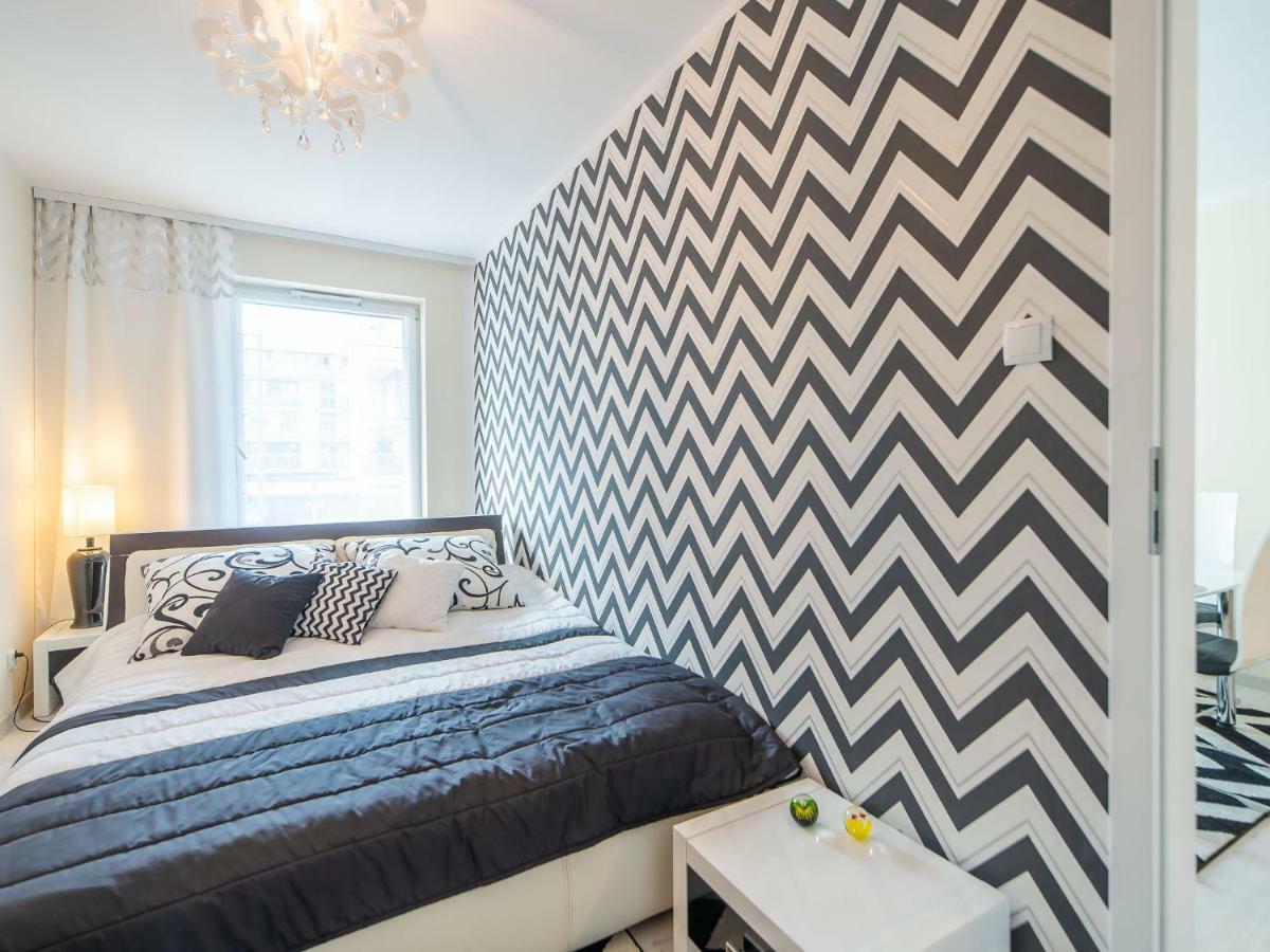 Color Apartments Apartament Black & White โควอบเซก ภายนอก รูปภาพ