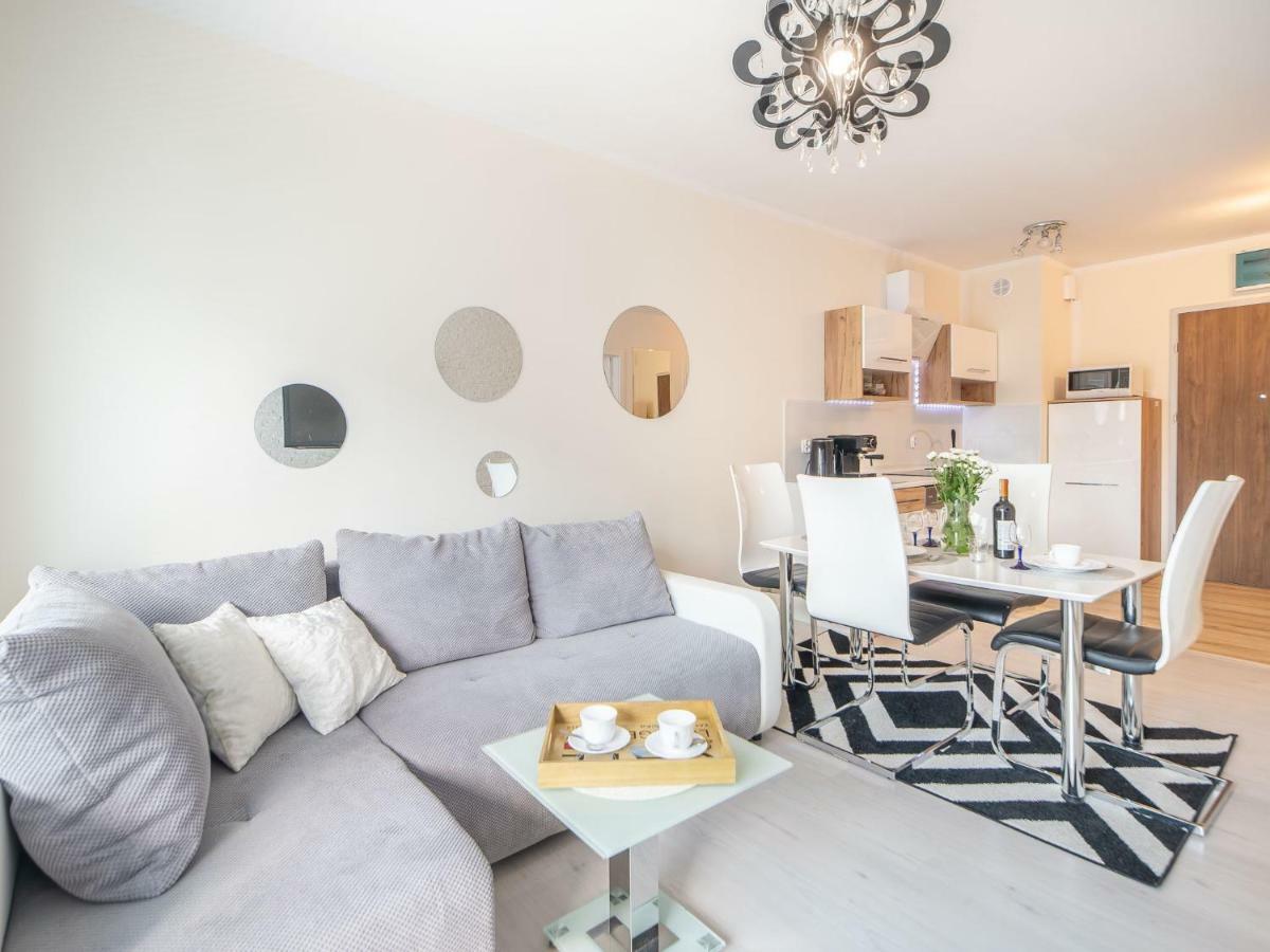 Color Apartments Apartament Black & White โควอบเซก ภายนอก รูปภาพ
