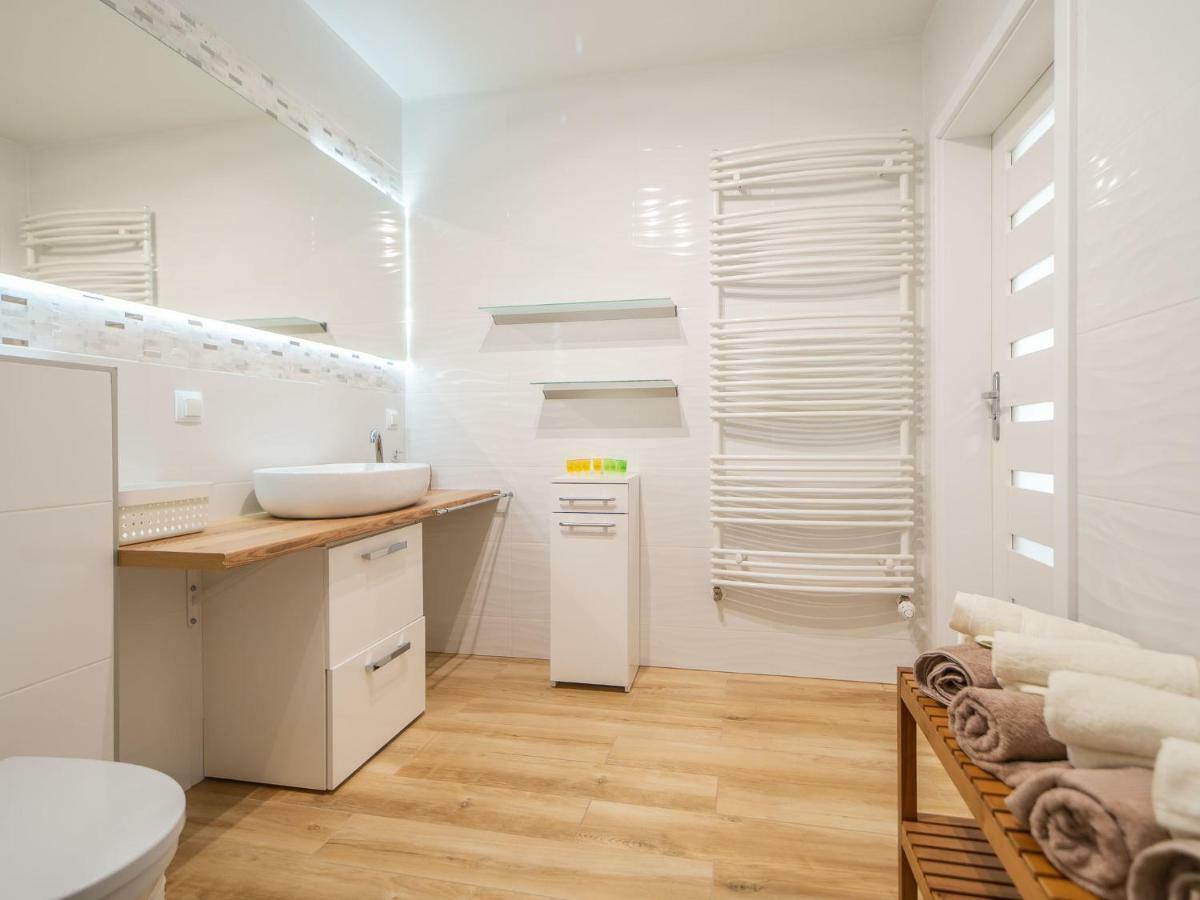 Color Apartments Apartament Black & White โควอบเซก ภายนอก รูปภาพ