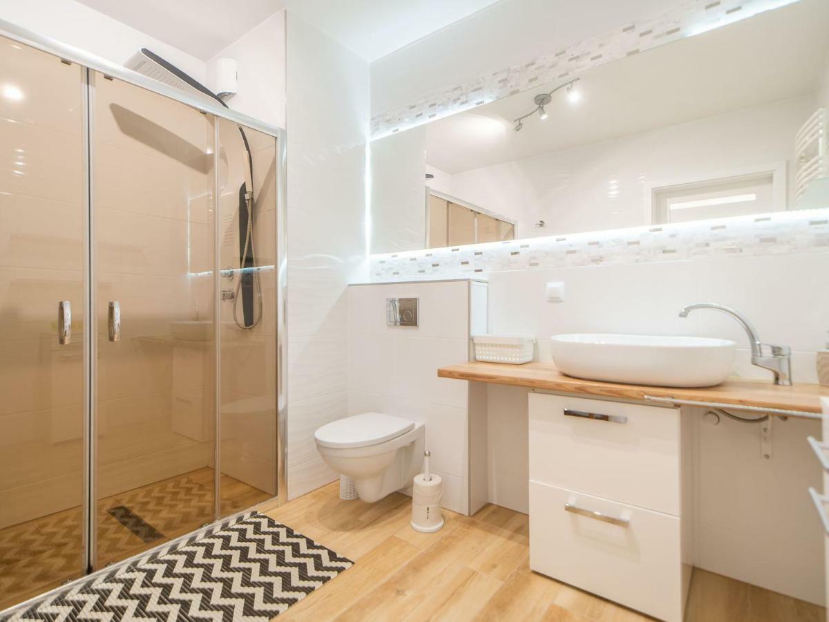 Color Apartments Apartament Black & White โควอบเซก ภายนอก รูปภาพ