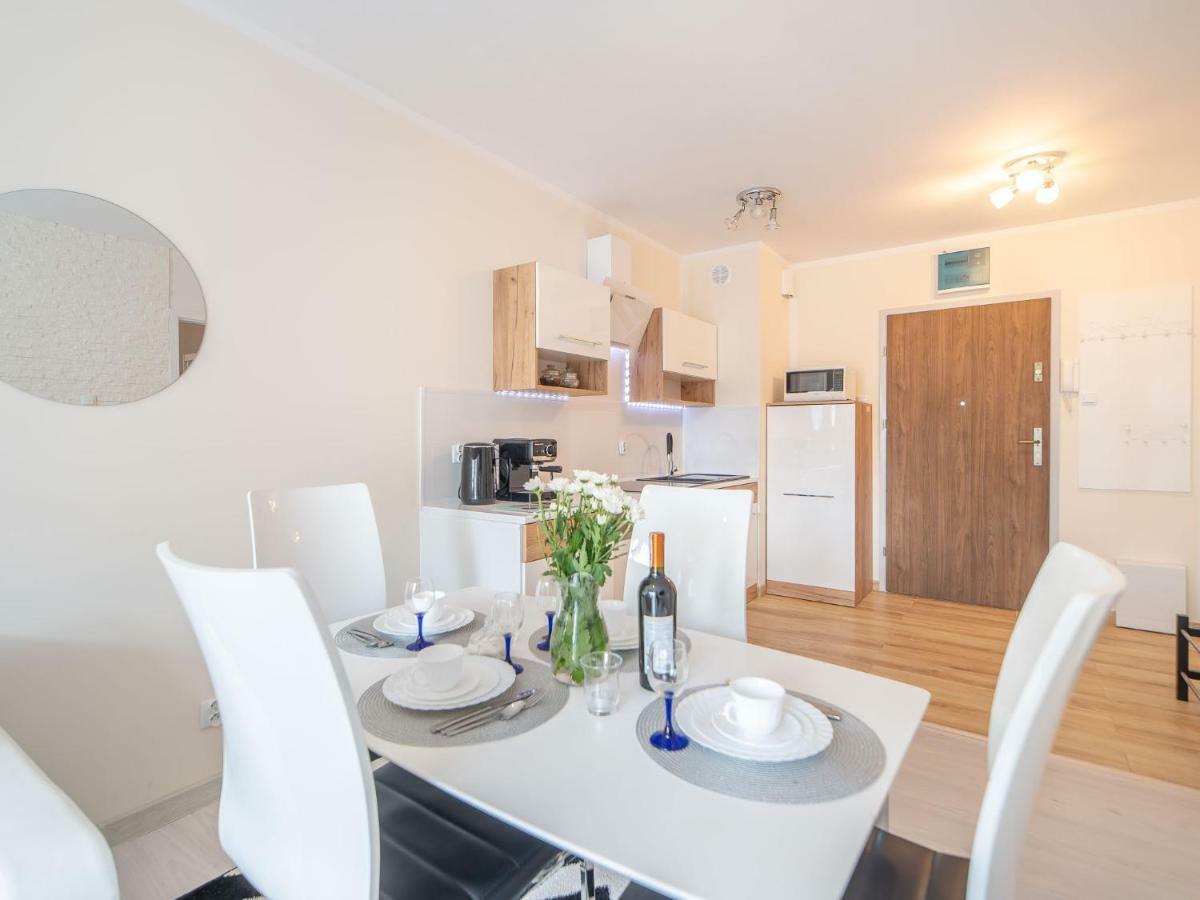 Color Apartments Apartament Black & White โควอบเซก ภายนอก รูปภาพ