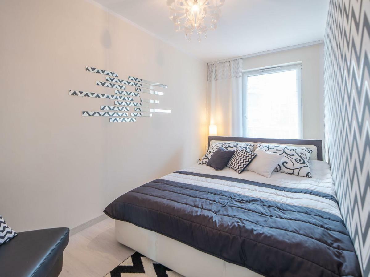 Color Apartments Apartament Black & White โควอบเซก ภายนอก รูปภาพ