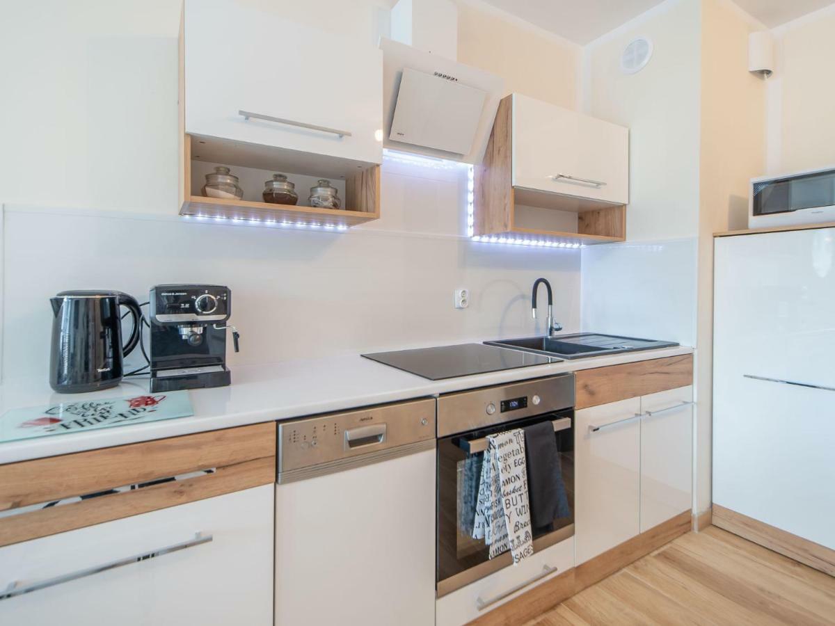 Color Apartments Apartament Black & White โควอบเซก ภายนอก รูปภาพ